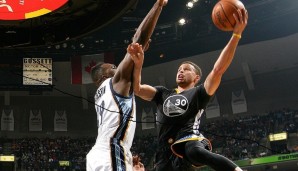 Steph Curry (r.) und die Warriors sind weiter auf Rekordjagd