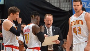 Hawks-Coach Mike Budenholzer (M.) nahm einige Veränderungen vor Spiel drei vor