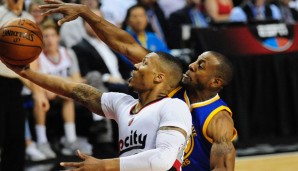 Damian Lillard (l.) legt beim Sieg gegen die Warriors 40 Punkte und 10 Assists auf