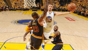 Stephen Curry (M.) und die Warriors setzen ein Ausrufezeichen in den Finals