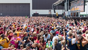 Massenhaft Cavs-Fans warteten am Flughafen auf den Meister