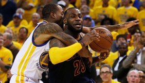 LeBron James (r.) im Zweikampf mit Andre Iguodala