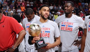 Denzel Valentine und Bobby Portis (r.) freuen sich über den Gewinn der Summer League