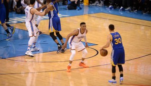 Stephen Curry greift gegen Russell Westbrook an