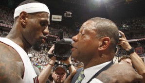 LeBron James wird von Doc Rivers geherzt