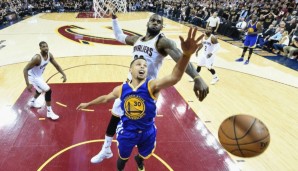 LeBron James blockt Stephen Curry