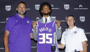 GM Vlade Divac und Coach Dave Joerger mit ihrem neuen Rookie Marvin Bagley.