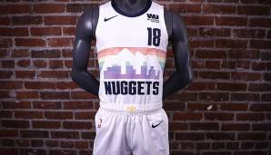 DENVER NUGGETS - Das Regenbogen-Design ist eine Hommage an frühere Tage in der Mile High City, dazu die Skyline Denvers mit den Rocky Mountains im Hintergrund. Durchaus gelungenes Design oder was meint ihr?