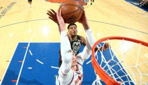 Mario Hezonja posterizete Giannis Antetokounmpo.