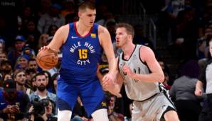 Nikola Jokic von den Denver Nuggets im Duell gegen Jakob Pöltl.