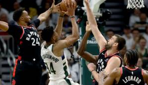 Giannis Antetokounmpo steigt gegen die Toronto Raptors zum Wurf hoch.