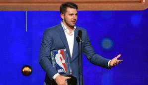 Luka Doncic nimmt seine Auszeichnung zum Rookie of the Year entgegen.