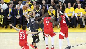 GOLDEN STATE WARRIORS - Stephen Curry (Starting Point Guard): Zehneinhalb Minuten dauerte es, bis er sein erstes Field Goal abfeuerte. Lief nie so richtig heiß (3/11 Dreier), ohne Klay hatte er es erneut schwer. Dreier zum Sieg landete am Ring. Note: 2