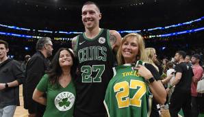 Bleibt Daniel Theis in Boston? Die Celtics haben laut Adrian Wojnarowski zumindest mal ein Qualifying Offer für den Deutschen abgegeben. Damit wird Theis zum Retricted Free Agent, die Celtics können also mit jedem Angebot mitziehen.