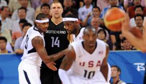 Olympia 2008: Carmelo Anthony verteidigt Deutschlands Superstar Dirk Nowitzki.