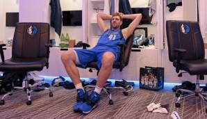 Dirk Nowitzki hängt nach dem Spiel gegen Phoenix in der Kabine rum.