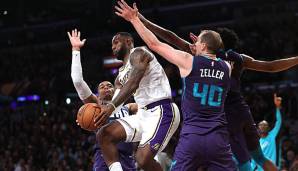 LeBron James und die Los Angeles Lakers fahren einen lockeren Sieg gegen die Charlotte Hornets ein.