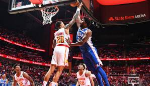 Joel Embiid bringt Hawks-Verteidiger John Collins mit einem irren Slam aufs Poster.