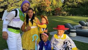 Toy Story, zum Zweiten! Auch Steph Curry lässt sich Halloween trotz seiner gebrochenen Hand nicht entgehen.