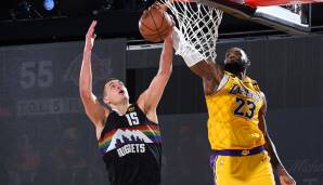 Nikola Jokic und LeBron James kämpfen um den Ball.