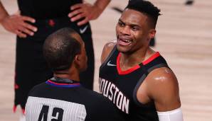 Rockets-Guard Russell Westbrook legt sich in Spiel 4 mit einem Lakers-Fan an - dem Bruder von Rajon Rondo.