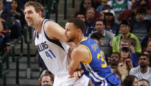 Dirk Nowitzki im Duell mit Stephen Curry.