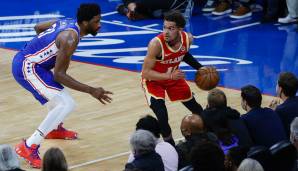 Joel Embiid (l.) und Trae Young duellieren sich um den Einzug in die Conference Finals.