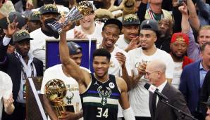 Giannis Antetokounmpo erhält die Trophäe als Finals-MVP 2021.