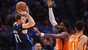 Luka Doncic sucht in Spiel 4 gegen die Phoenix Suns nach einer Anspielstation.