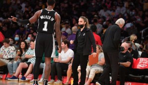 2020 vertrat Becky Hammon bei einem Spiel der Spurs gegen LA Lakers Coach Popovich an der Seitenlinie.