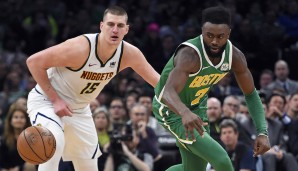 Jaylen Brown (rechts) im Kampf um den Ball mit Nikola Jokic (links)