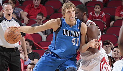 Dirk Nowitzki brachte Rockets-Rookie Patrick Patterson (r.) früh in Foulprobleme