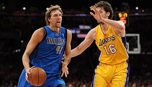 Den Großteil des Spiels verbrachte Dirk Nowitzki im Dauerduell mit Gegenüber Pau Gasol (r.)