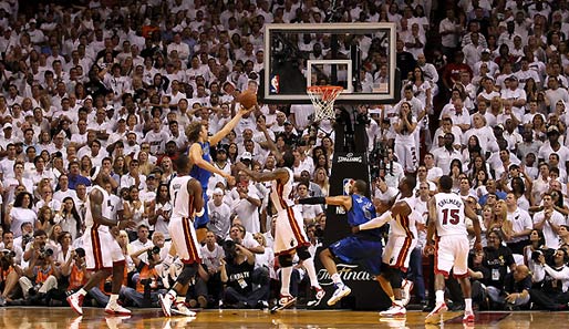 Dirk Nowitzki trifft den entscheidenden Layup zum Sieg der Mavs in Spiel 2