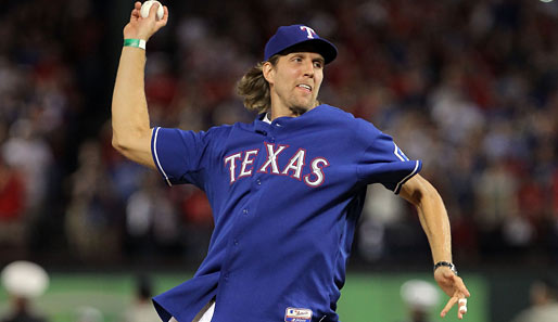 Dirk Nowitzki mit dem First Pitch vor Spiel 3 der World Series