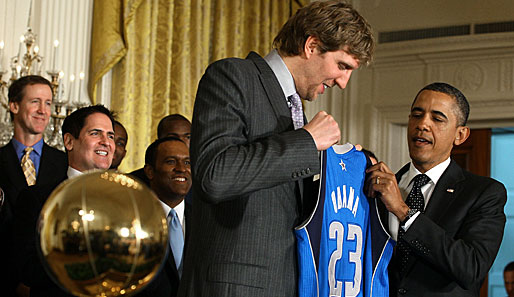 Dirk Nowitzki (M.) und die Dallas Mavericks wurden von Barack Obama empfangen (r.)