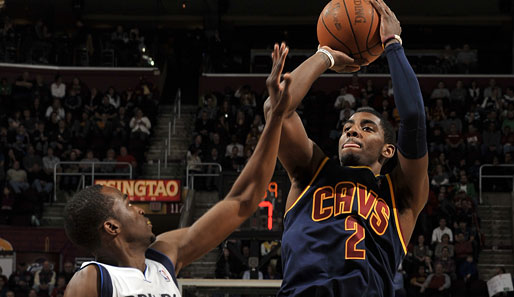 Kyrie Irving (r.) war mit seinem Gamewinner der gefeierte Mann in Cleveland