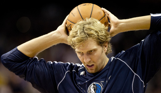 Wann Dirk Nowitzki nach seiner Knie-OP auf den Court zurückkehrt, ist derzeit völlig offen