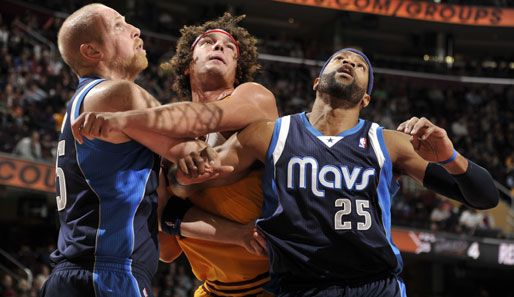 Das Duell der Big Men verlor Anderson Varejao (M.) klar gegen Chris Kaman (l.)