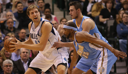 Dirk Nowitzki (l.) hatte einen schweren Stand gegen Corey Brewer (m.) und Danilo Gallinari (r.)