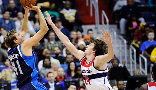 Dirk Nowitzki (l.) zeigte gegen Jan Vesely (r.) und die Wizards wieder seinen berühmten Fade Away