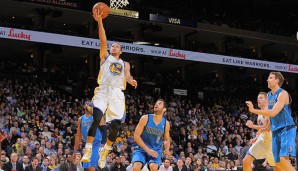 Stephen Curry (2.v.l.) erzielte 16 Punkte im letzten Viertel und besiegte Nowitzkis Mavs