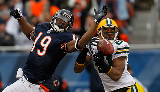 Charles Woodson von den Packers (r.) unterbindet einen Pass auf Chicagos Devin Aromashodu