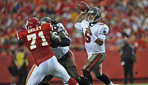 Buccaneers-Quarterback Josh Freeman (r.) brachte 9 von 13 Pässen an den Mitspieler