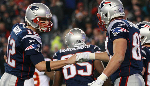 Gleich zwei Mal schickte Quarterback Tom Brady (l.) seinen Tight End Rob Gronkowski in die Endzone