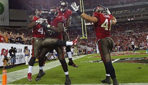 Bobby Rainey (l.) lässt sich von den Bucs für den Touchdown-Run zum ersten Sieg feiern