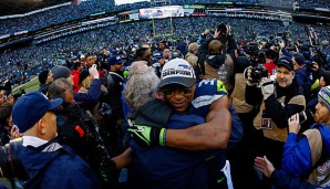 Innige Umarmung: Sehawks-QB Russell Wilson und Head Coach Pete Carroll