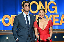 Rodgers mit Freundin Olivia Munn bei den Country Music Awards