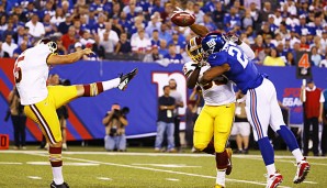 Rashad Jennings (r.) von den Giants blockte in der Anfangsphase einen Punkt der Redskins