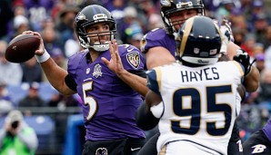 Joe Flacco wirft einen Pass gegen die St. Louis Rams